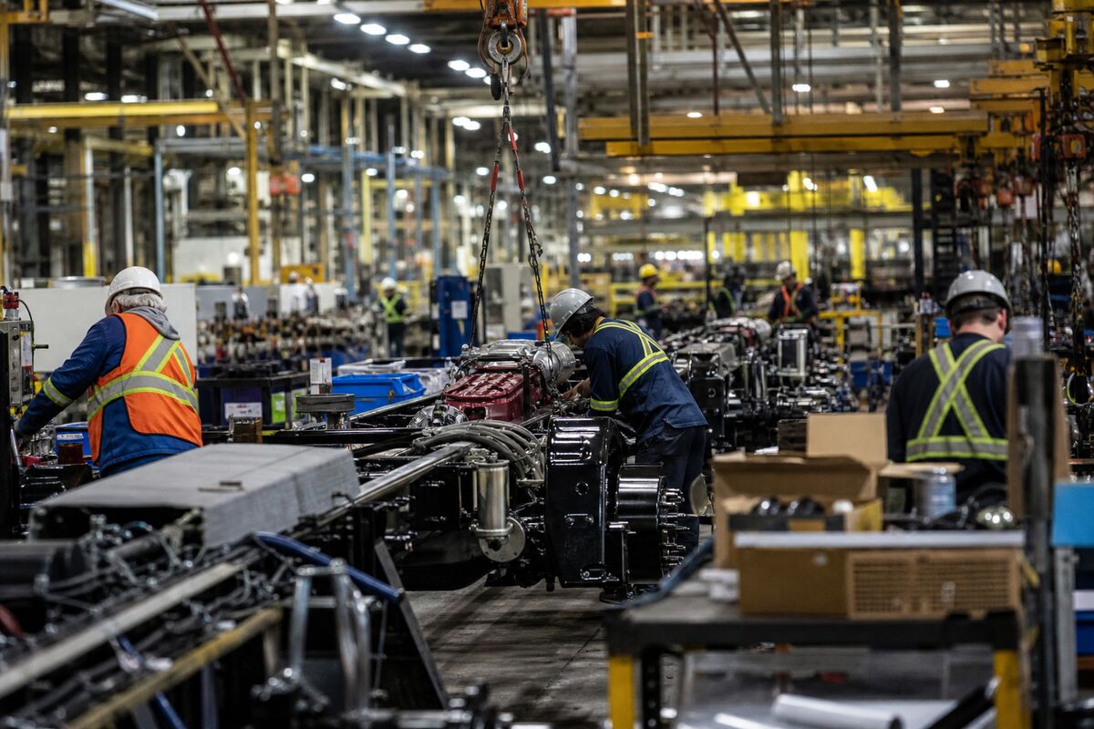 U.S. Industrial Production Beats Forecasts as Capacity Utilization Rises to 76.9%