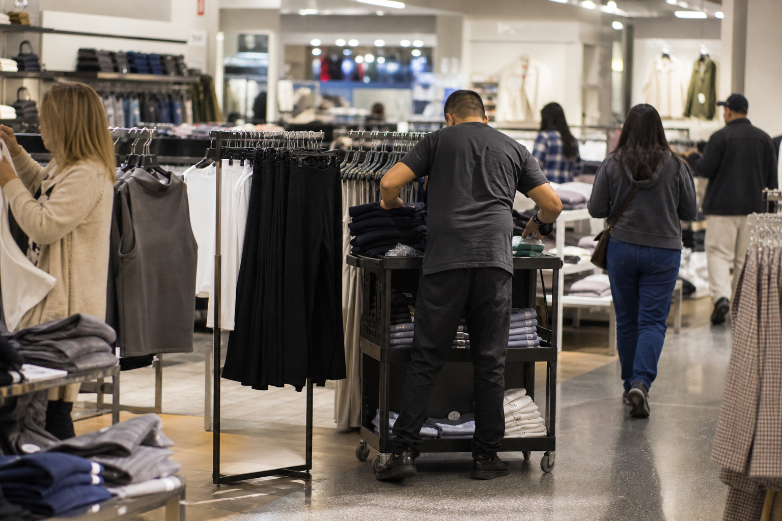 Macy’s Raises Full-Year Guidance as Turnaround Gains Momentum